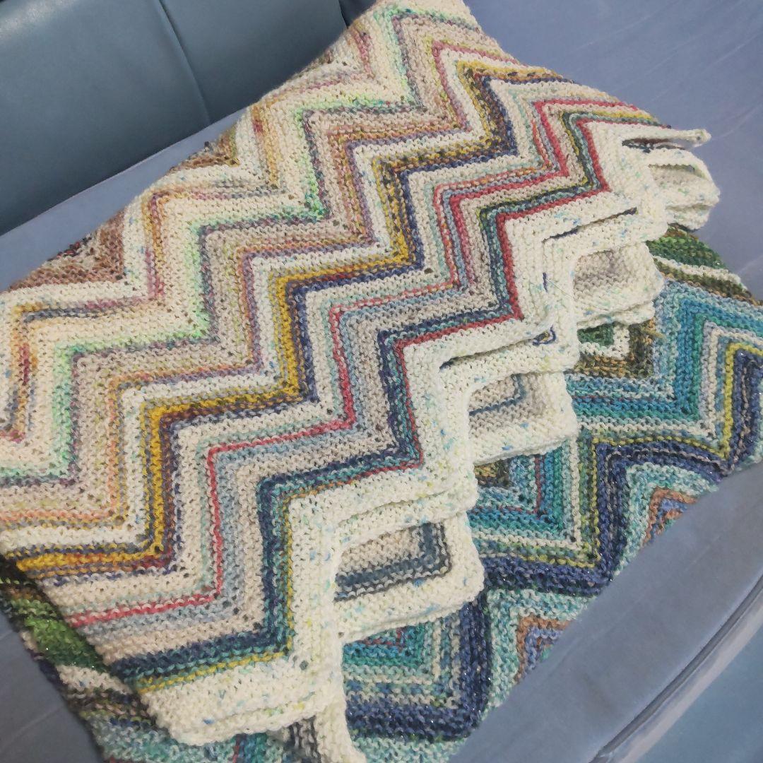 手編み　ジグザグ模様ブランケット　1