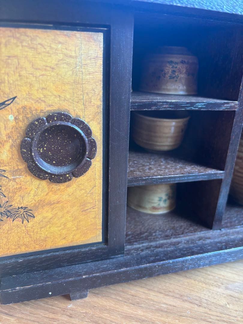 タイムセール金山九谷焼　棚付き　盃収納ケース＋盃付き
