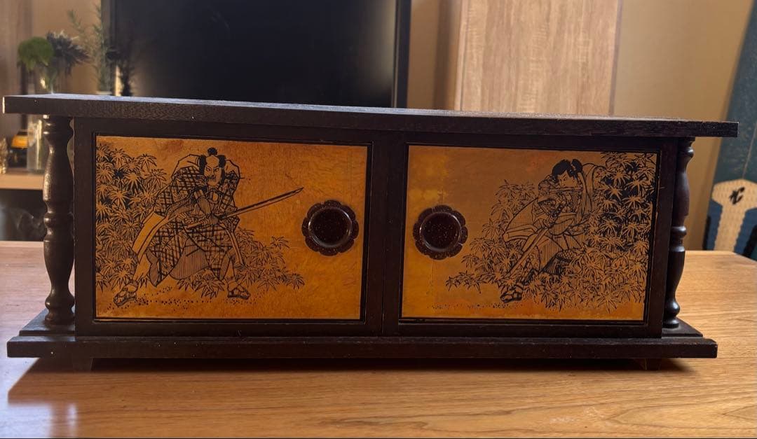 タイムセール金山九谷焼　棚付き　盃収納ケース＋盃付き