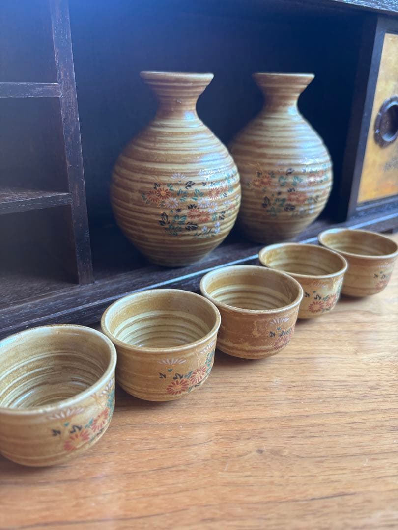 タイムセール金山九谷焼　棚付き　盃収納ケース＋盃付き