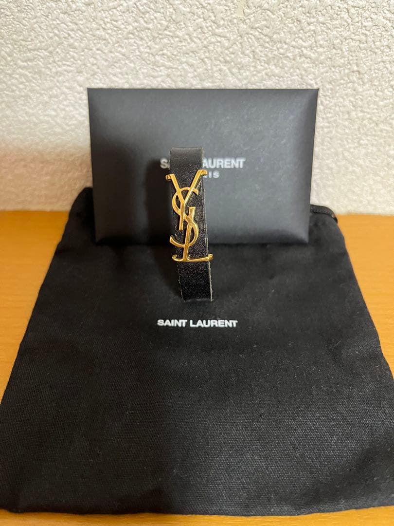 Yves Saint Laurent レザーバングル カサンドラ ブレスレット