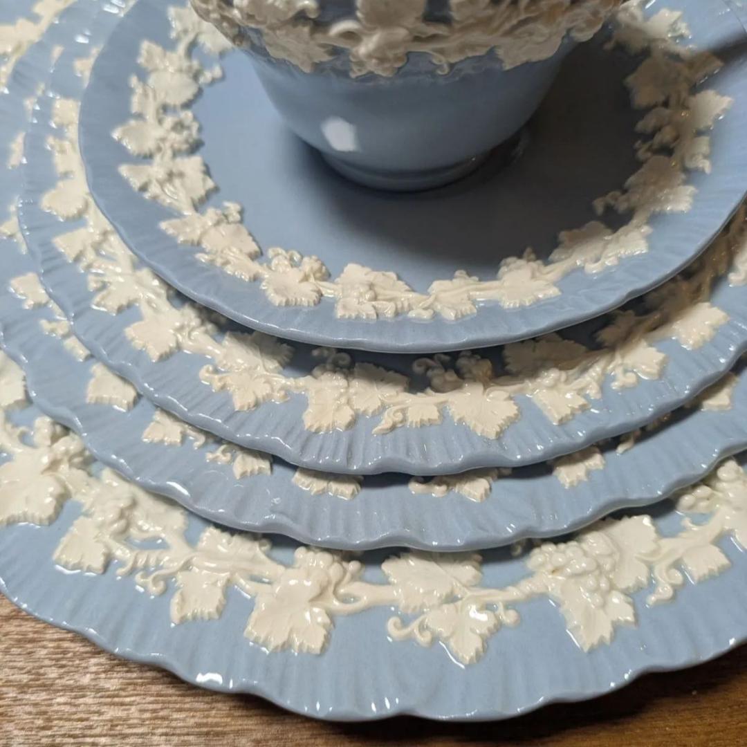 美品 ★ ウェッジウッド エンボス クイーンズウェア クリーム シェルエッジ