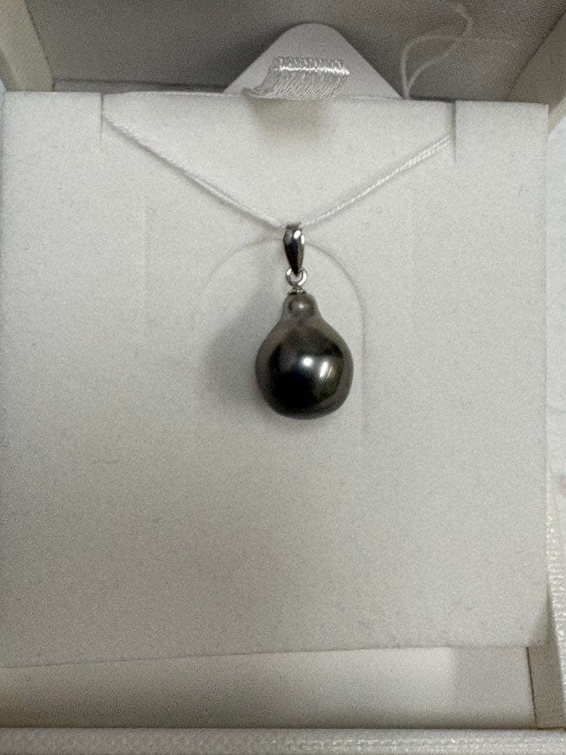 黒蝶真珠ドロップ型ペンダント　南洋黒蝶　K18WG バロックパール