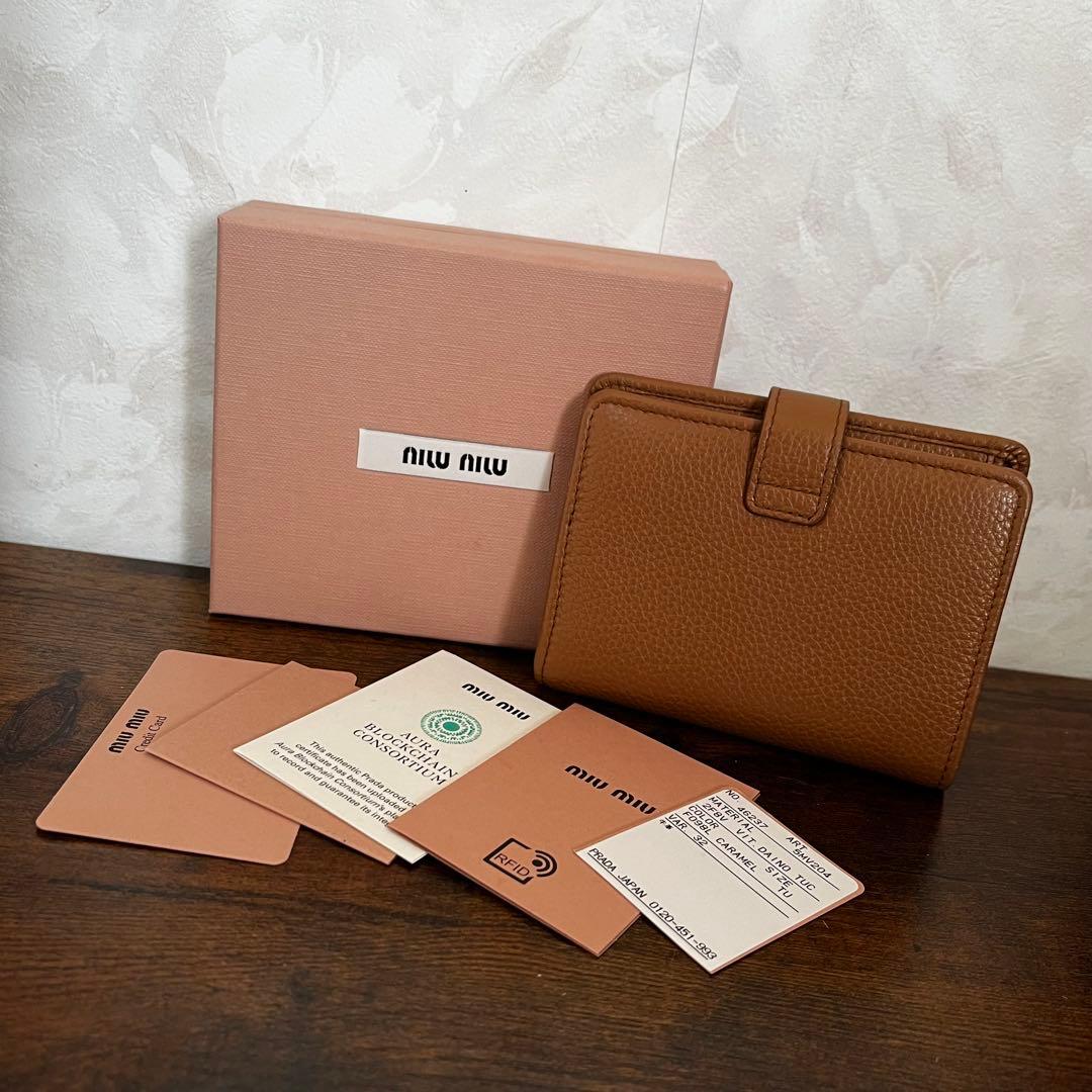 新品 miumiu ミュウミュウ レザー ミニ財布 二つ折り財布
