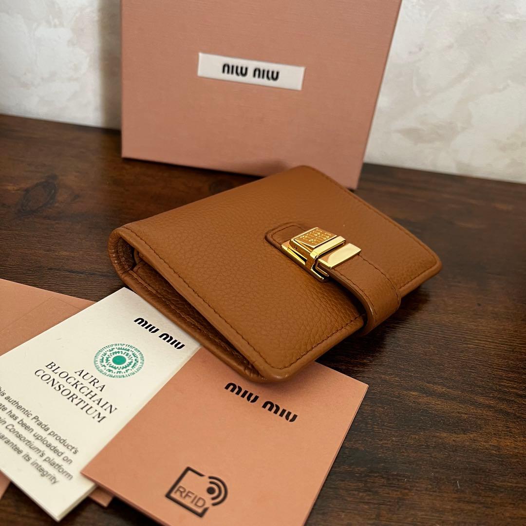 新品 miumiu ミュウミュウ レザー ミニ財布 二つ折り財布