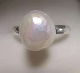 あこや真珠と黄緑色のスワロビーズのピアス他