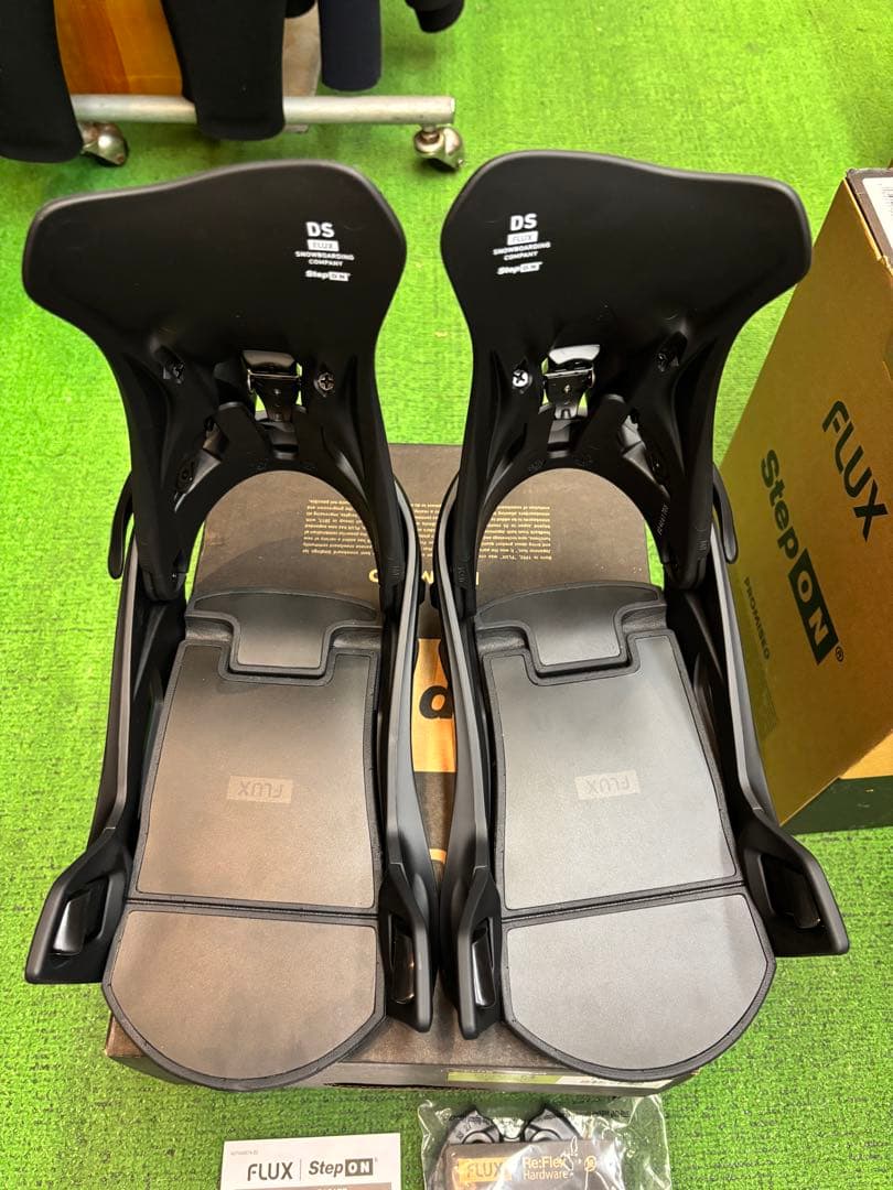 FLUX Step On スノーボードバインディング S ブラック
