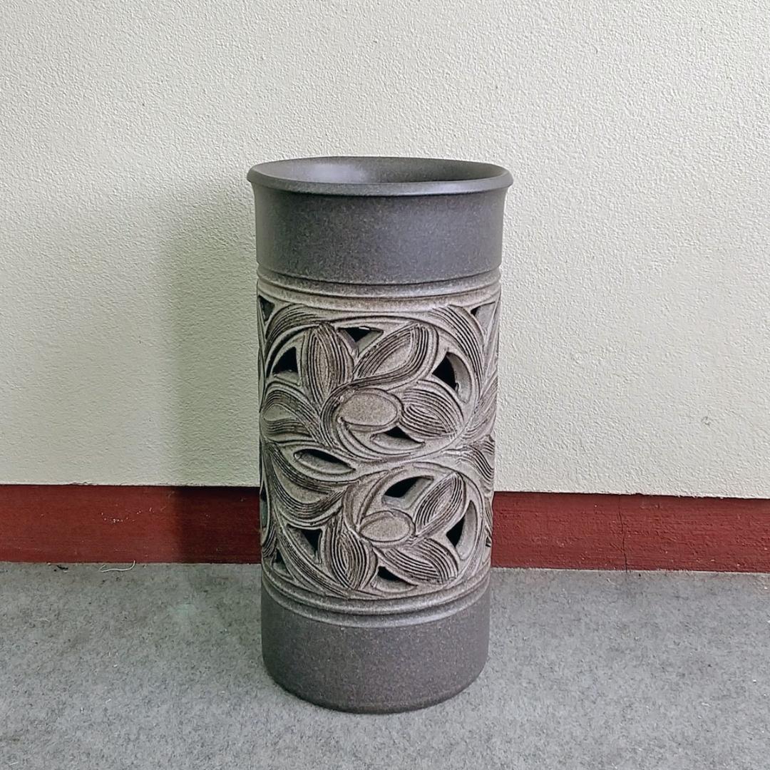 陶器傘立て　黒窯変唐草彫傘立　信楽焼　丸伊製陶　2-2920　傘約7本収納可能