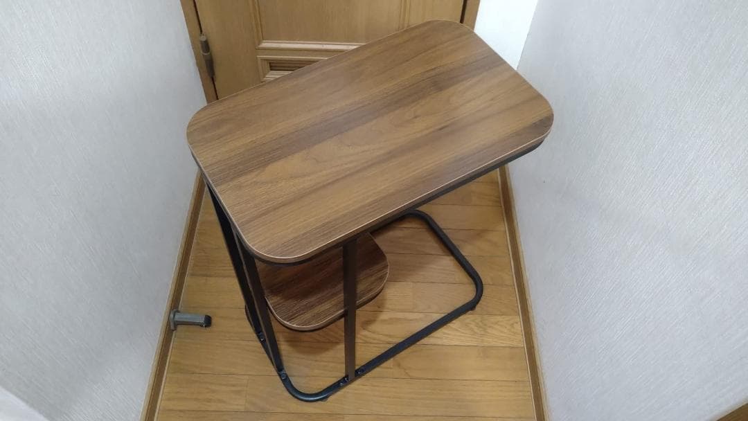 コンパクト多機能木目サイドテーブル - エレガントアイアン脚