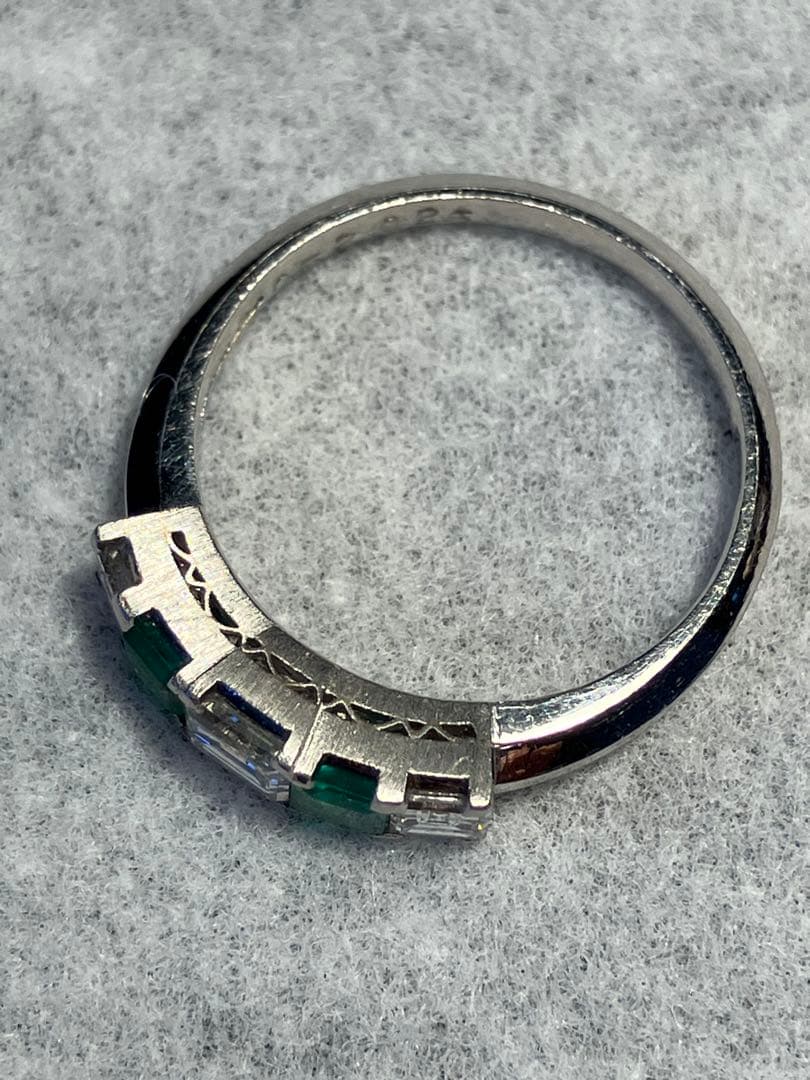 小さなエメラルドと小さなダイヤのリング