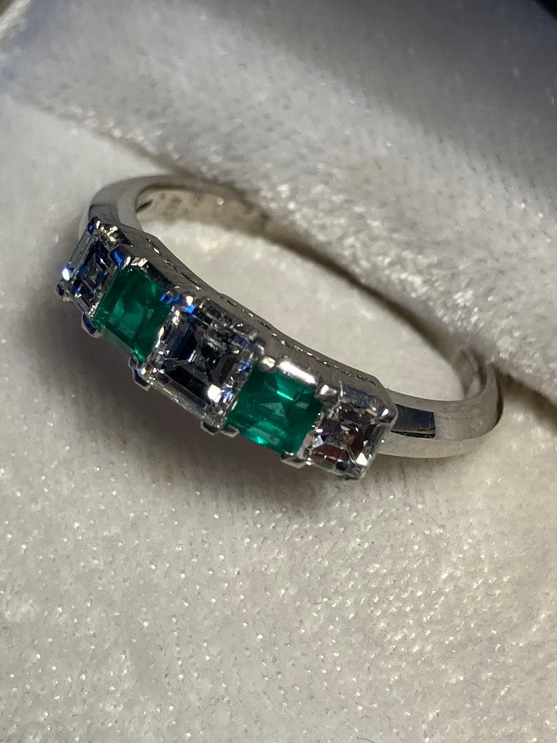 小さなエメラルドと小さなダイヤのリング