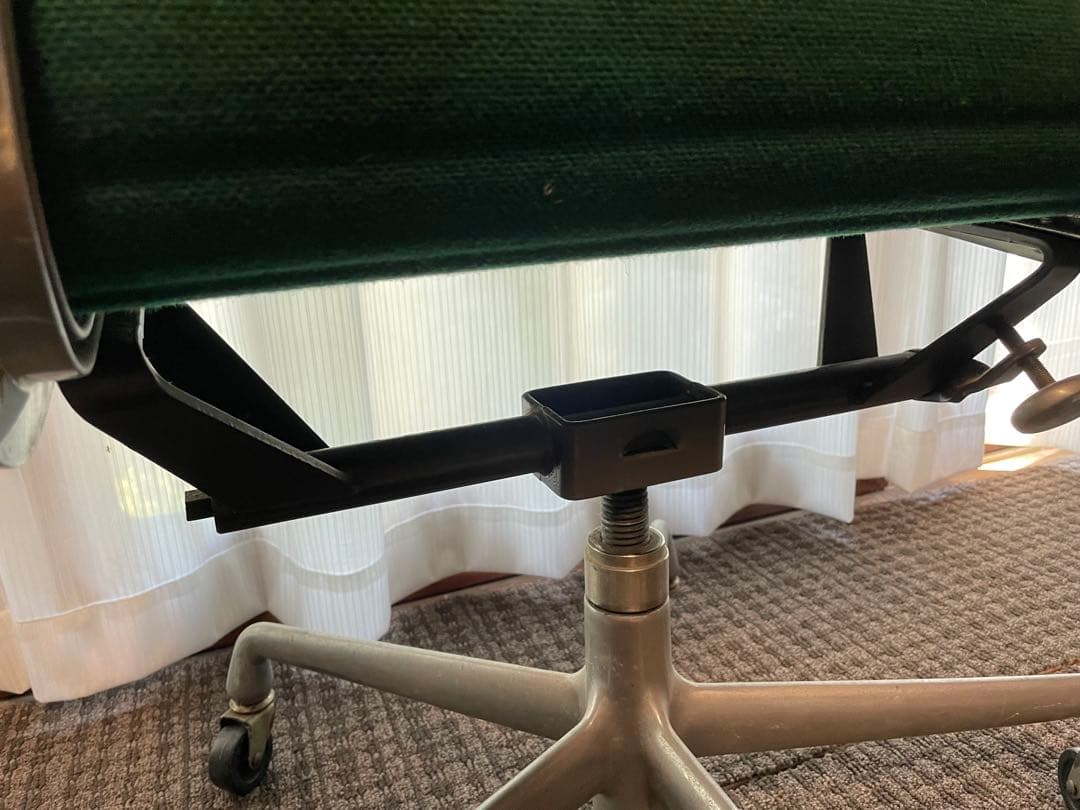 ハーマンミラー　アルミナムチェア