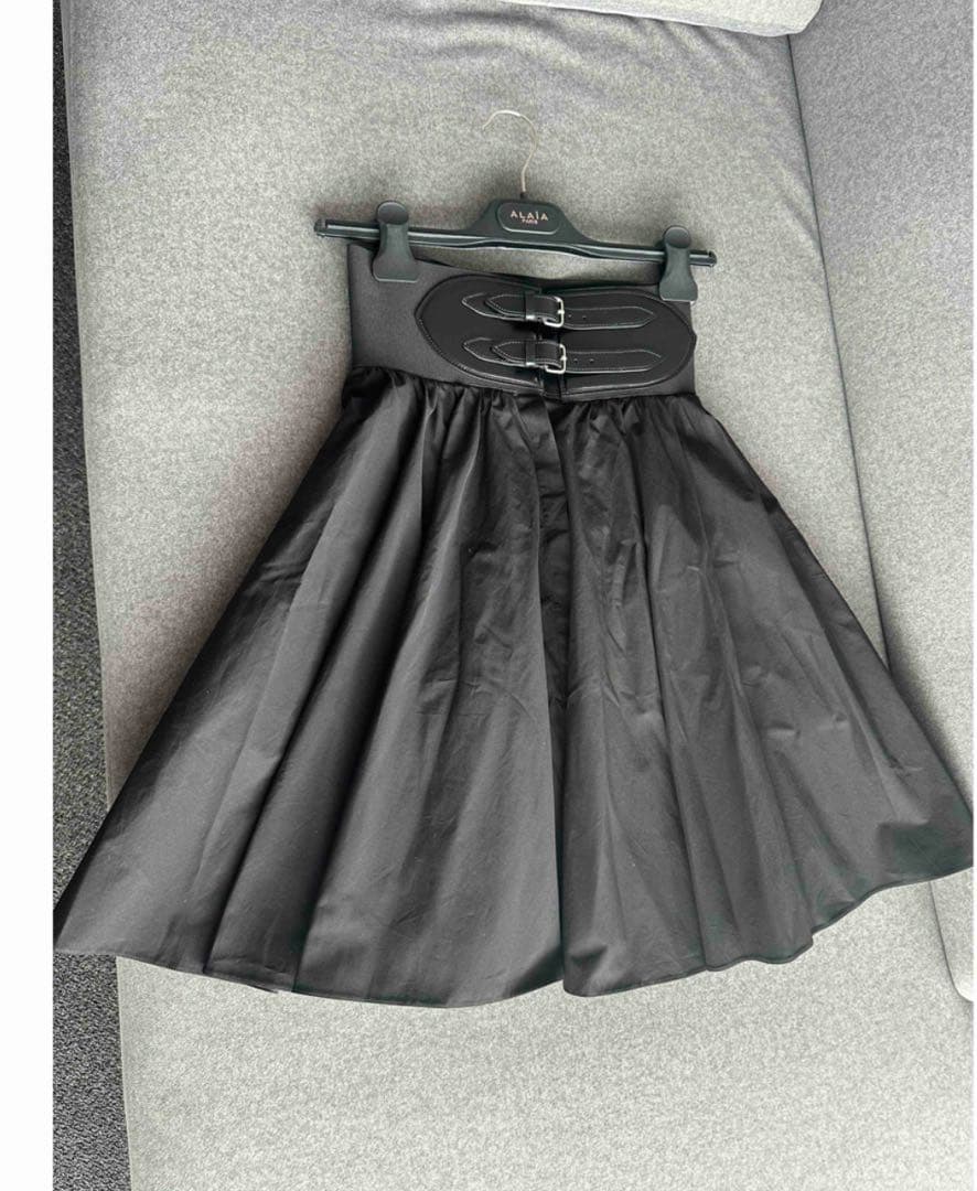 アライアベルト付き ハイウエスト コットン プレスプリーツ スカート ブラック