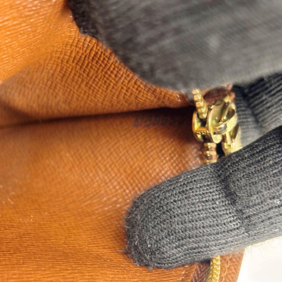 極美品　LOUIS VUITTON ルイヴィトン　長財布　二つ折り　M06