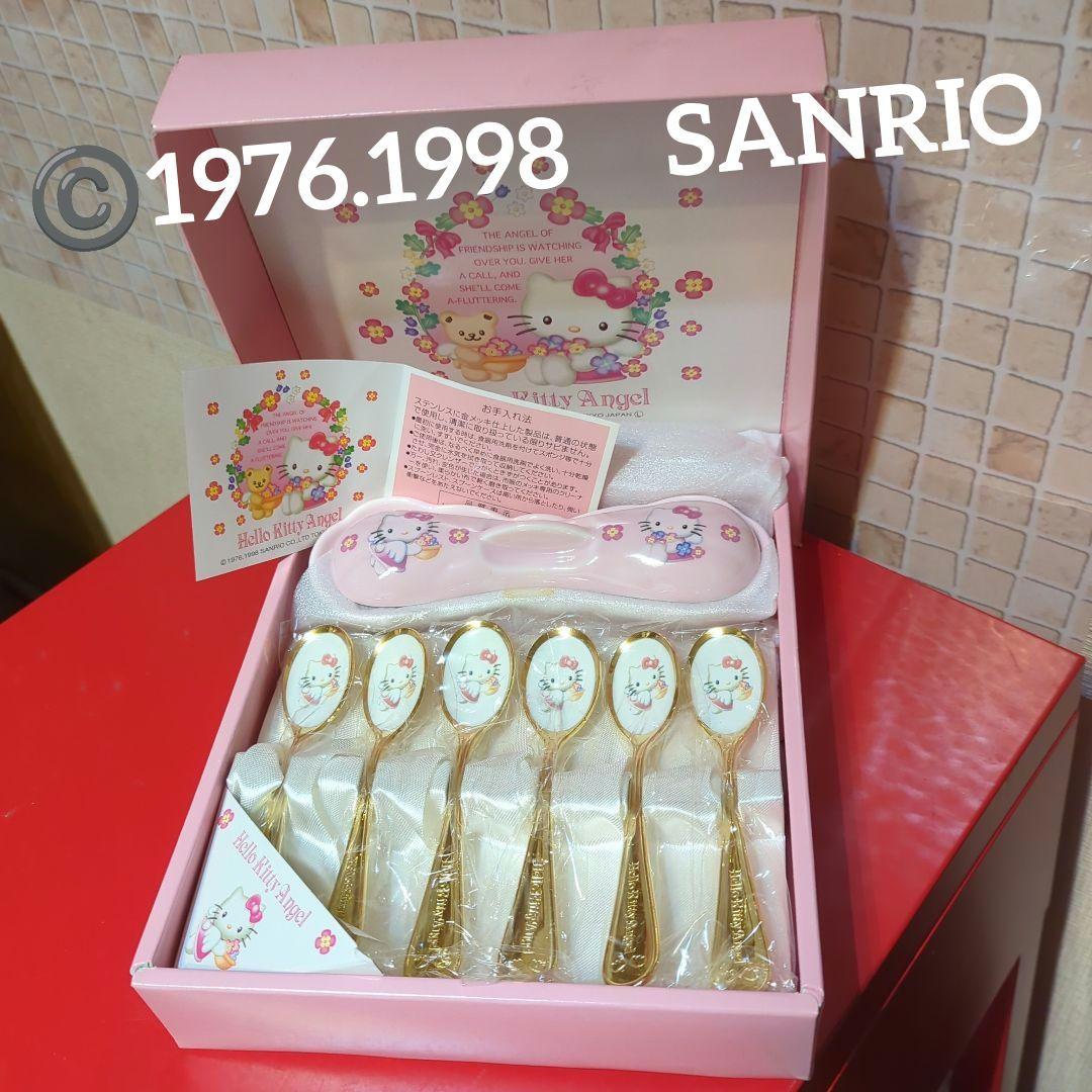 ハローキティのエンジェルキティシリーズのコーヒースプーンとスプーンレストのセット