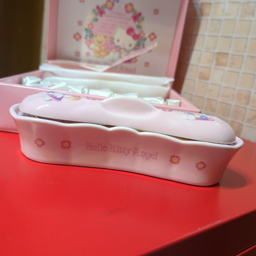 ハローキティのエンジェルキティシリーズのコーヒースプーンとスプーンレストのセット
