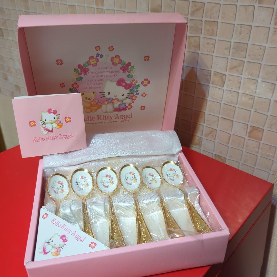 ハローキティのエンジェルキティシリーズのコーヒースプーンとスプーンレストのセット