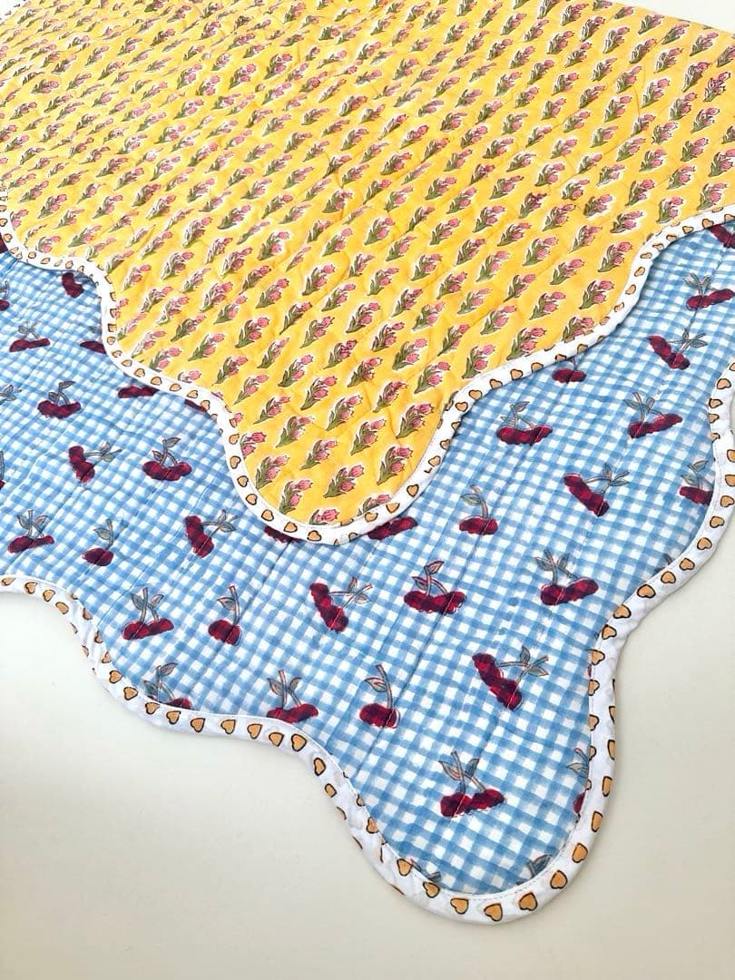 ブロックプリント　うねうねキルトブランケット　さくらんぼ×チューリップ