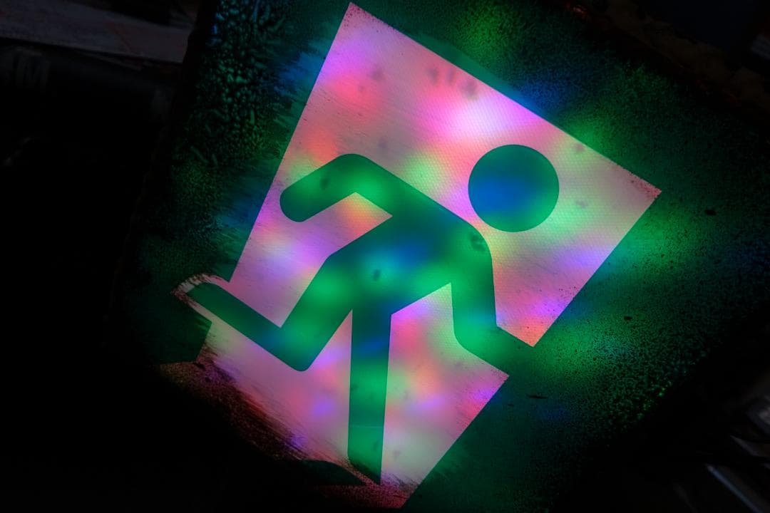 ジャンクスタイル 誘導灯 非常口 インテリアに 看板 点滅タイプ 落書き