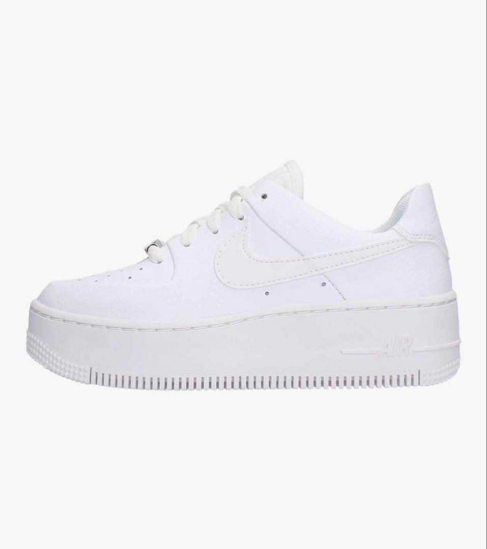 【新品タグ付き】NIKE ウィメンズ エアフォース 1 ホワイト　24.5cm