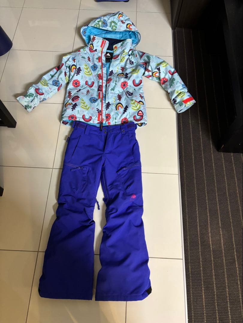 子ども用青色花柄ジャケットと紫色パンツセット