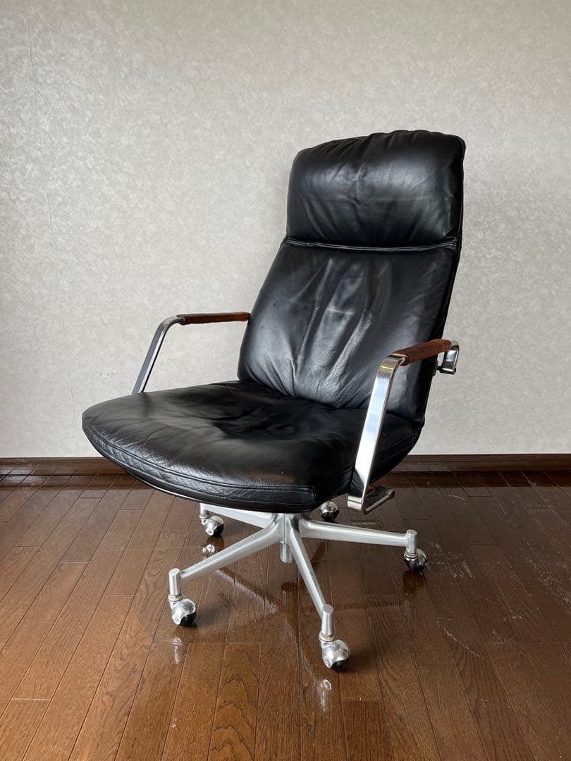 レザーハイバックチェア モビリア社