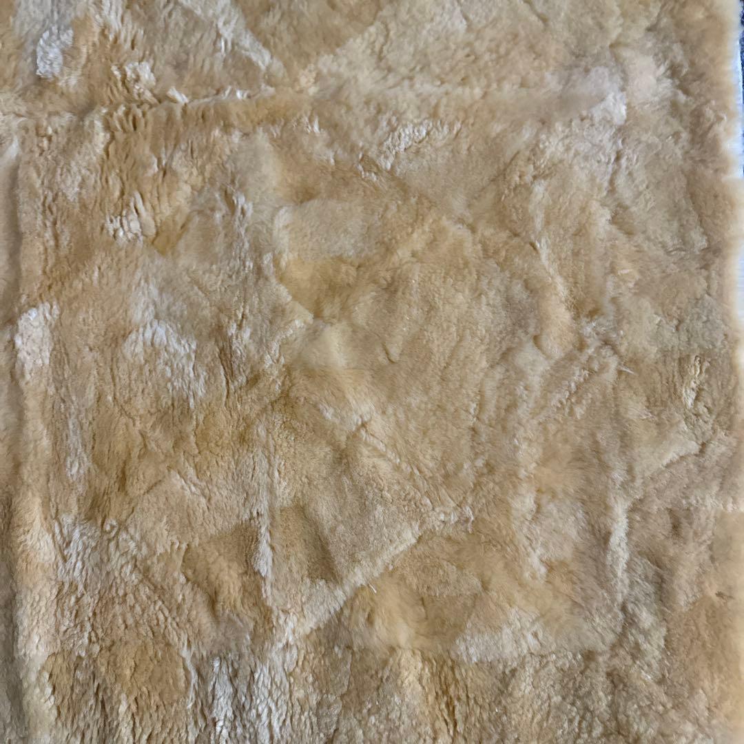 本毛皮　ムートンシーツ　ベージュ ファー ラグ 約200cm x 100cm
