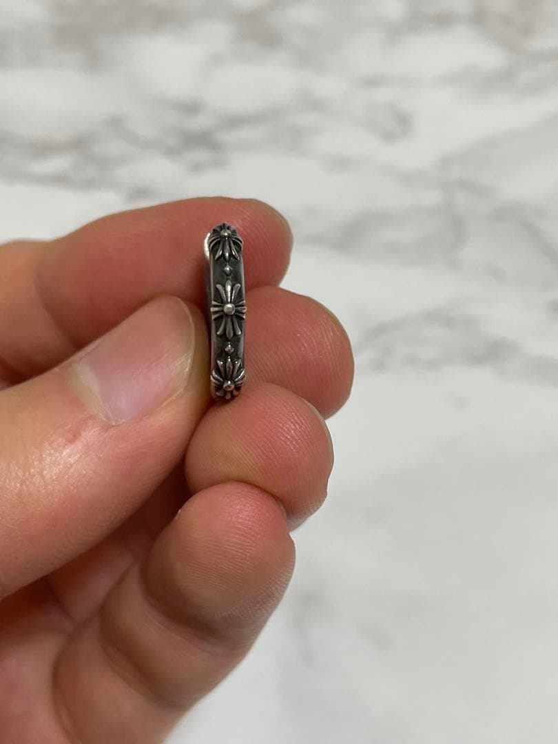 Justin Davis　フープピアス　クロス