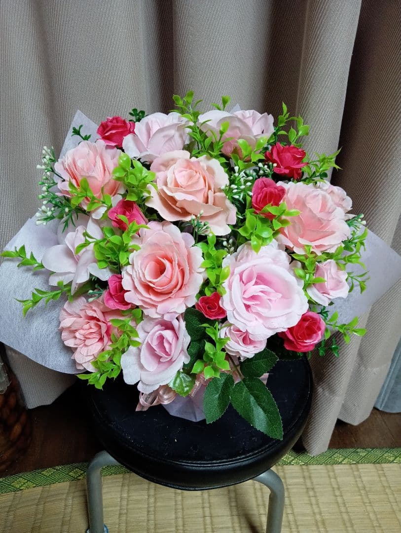 ちびねこページ　ピンク薔薇フラワーアレンジ