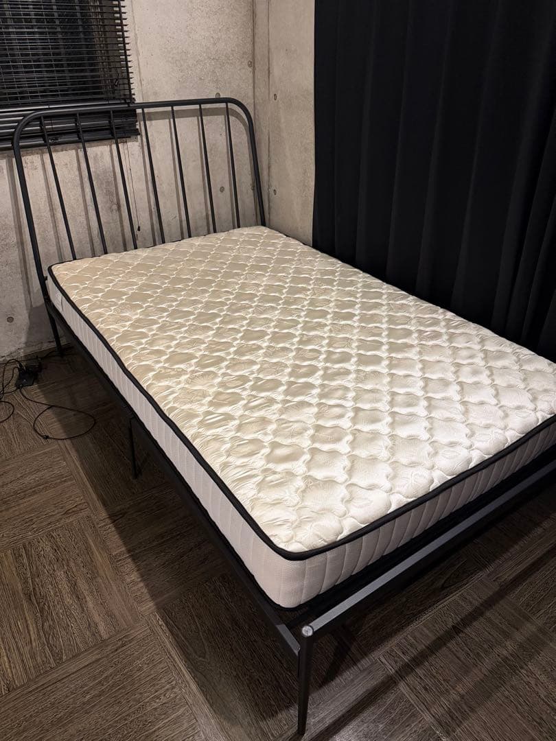 セミダブルベッド　アイアンフレーム　ブラック