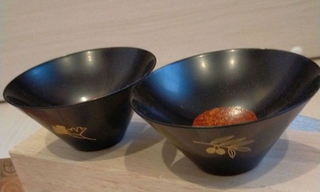 桐箱入り 蒔絵が施された漆器