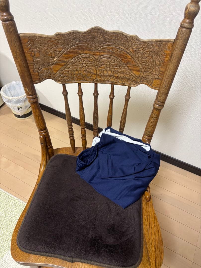 木製円形ダイニングテーブルと椅子セット