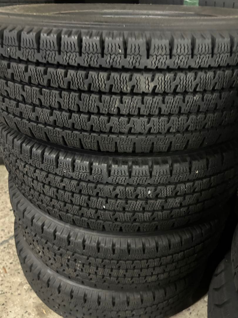 スタッドレスタイヤ 中古195/80R15-109/107 4本セット