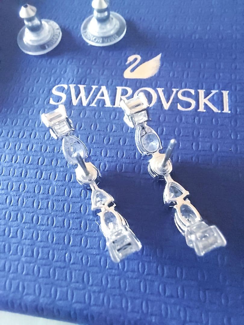 新品 SWAROVSKI Tennis Dluxe ピアス スワロフスキー