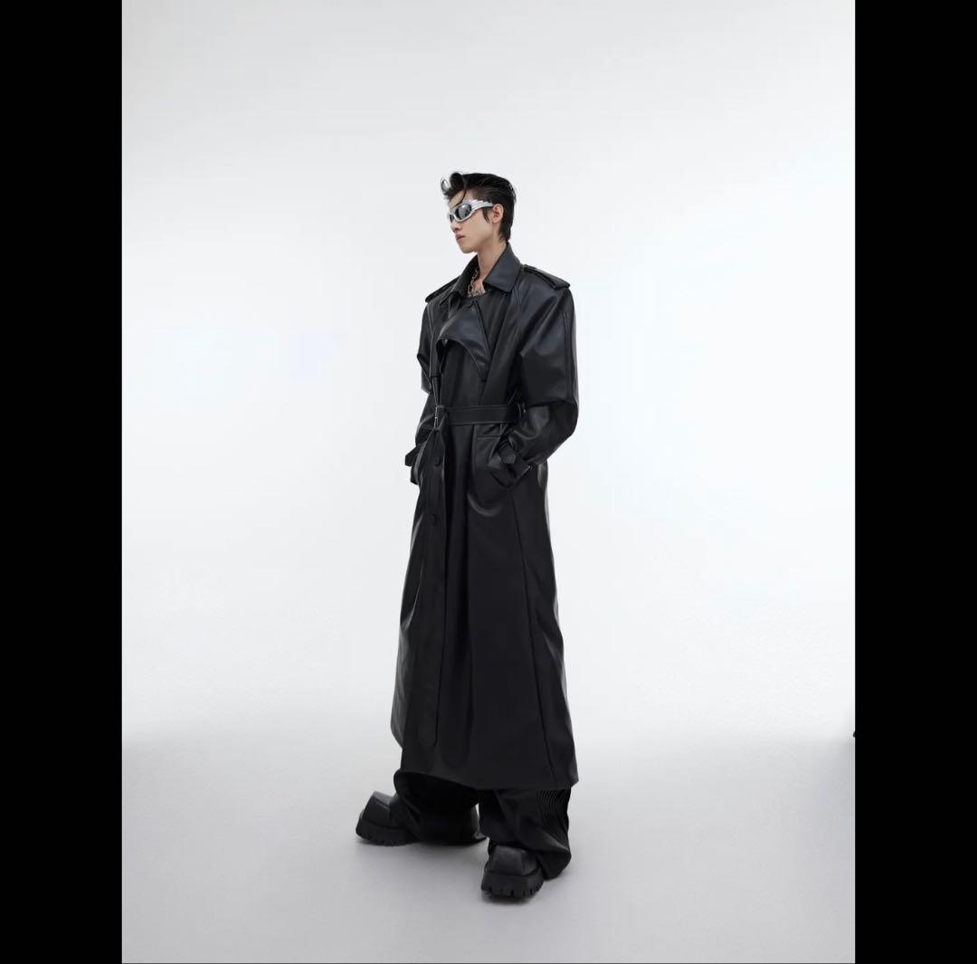 黒のレザートレンチコート