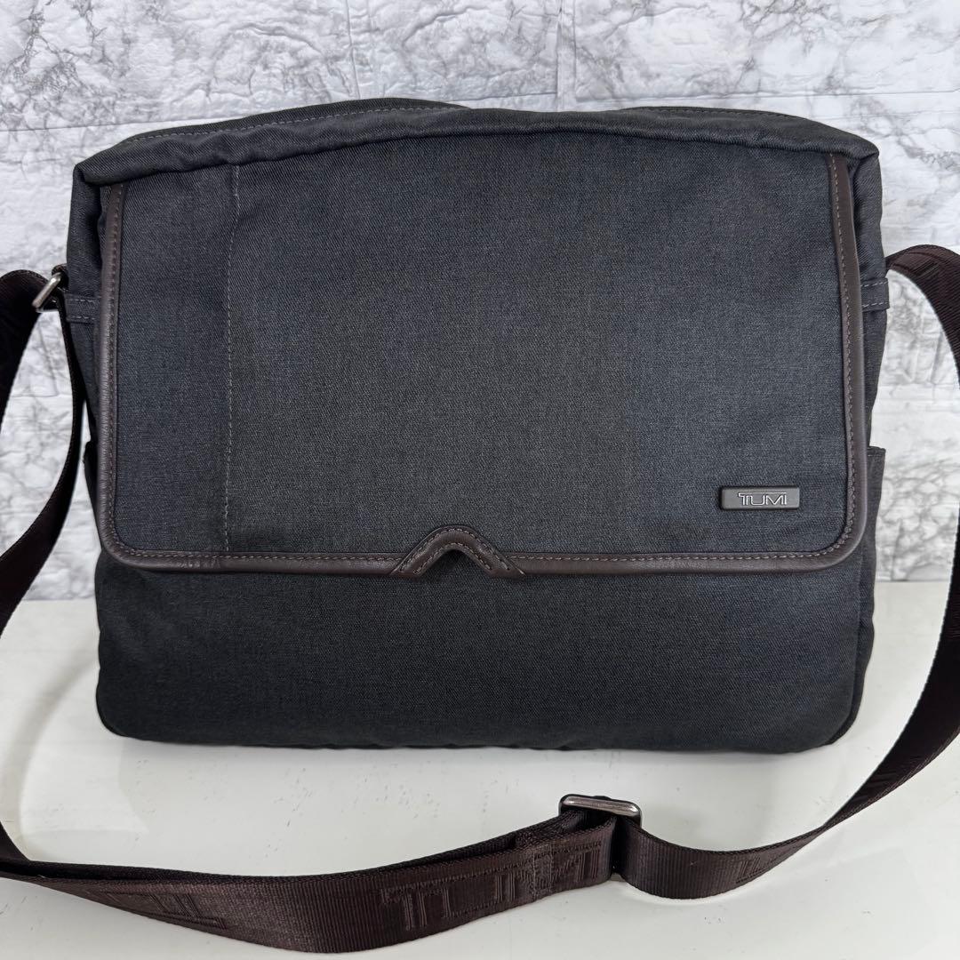 【美品】TUMI トゥミ　ショルダーバッグ　クロスボディ　メンズ　グレー　希少