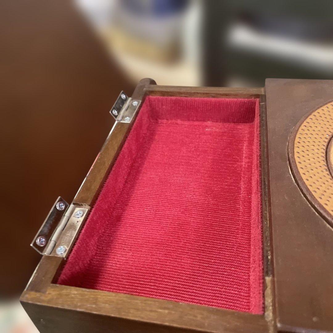 南部鉄器岩鋳　タバコ入れ灰皿付き小物入れ　木製小物入れ 彫刻デザイン 赤い布張り