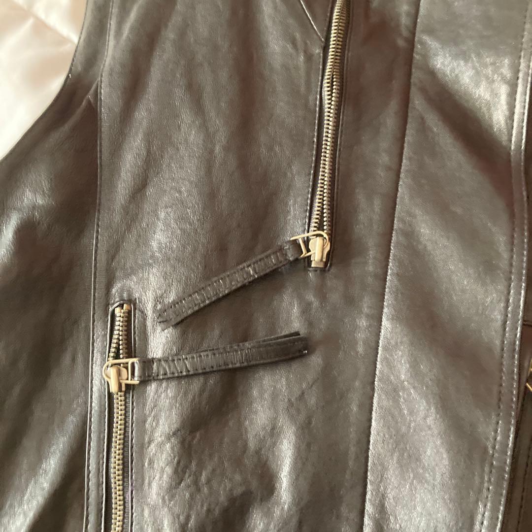 イタリア製ラム革使用ファスナー使いがオシャレなロングベスト 黒