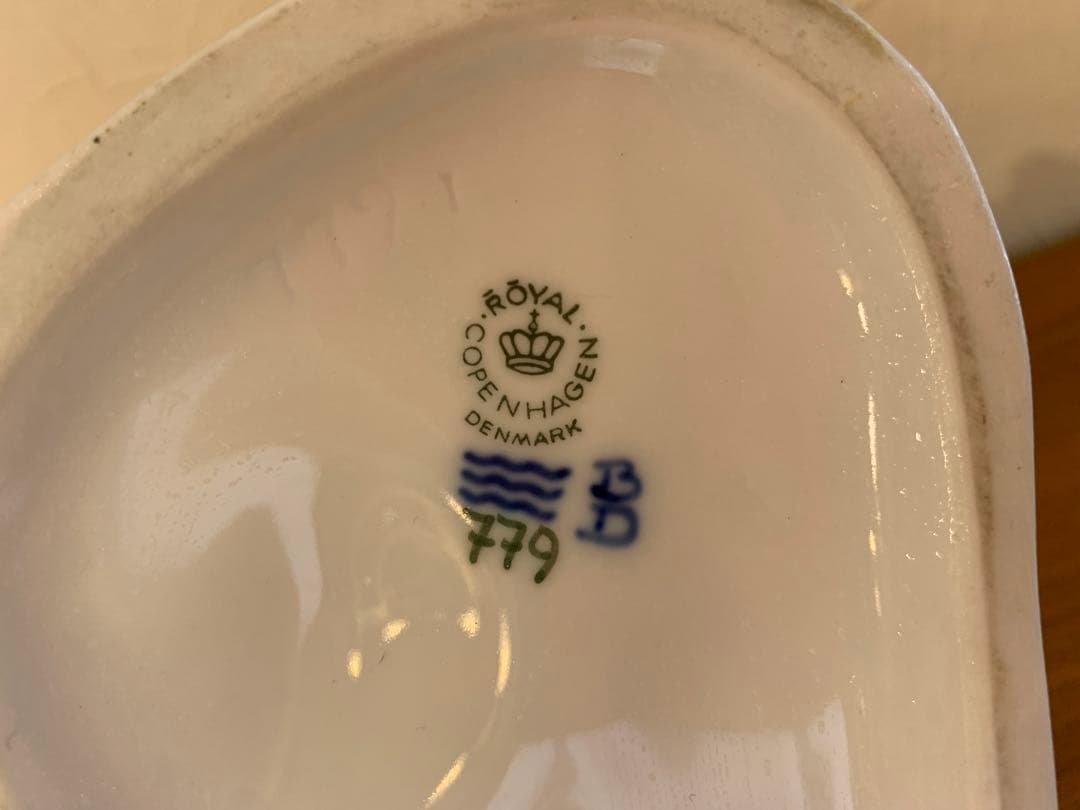 MN0549★  子牛と少女 置物