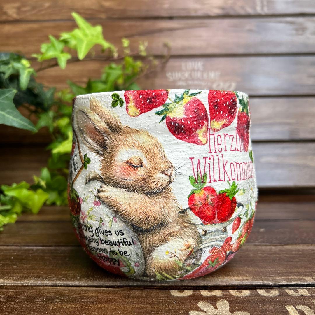 おみつさまリメイク鉢　4号ふっくら丸鉢 いちごいっぱいの白色たまごのうさぎさん