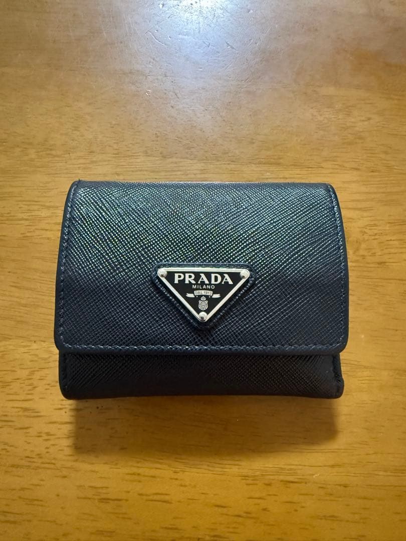 PRADA ブラック 三つ折り財布　サフィアーノ