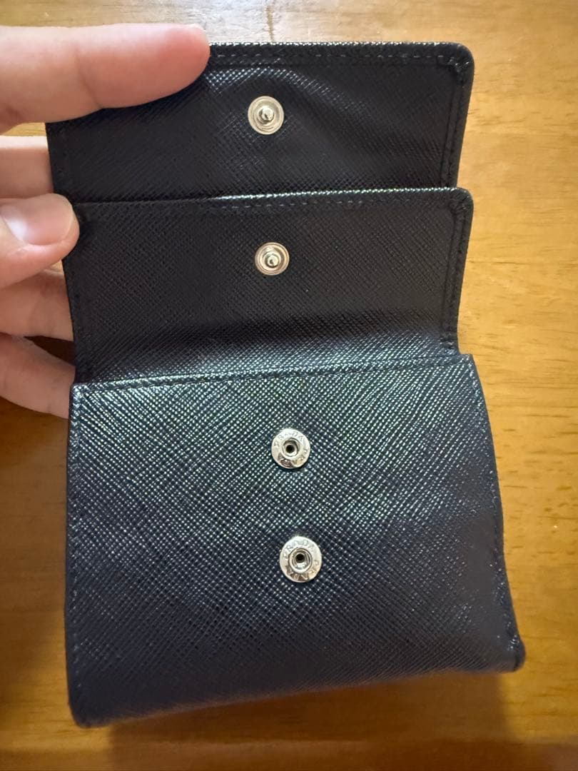 PRADA ブラック 三つ折り財布　サフィアーノ