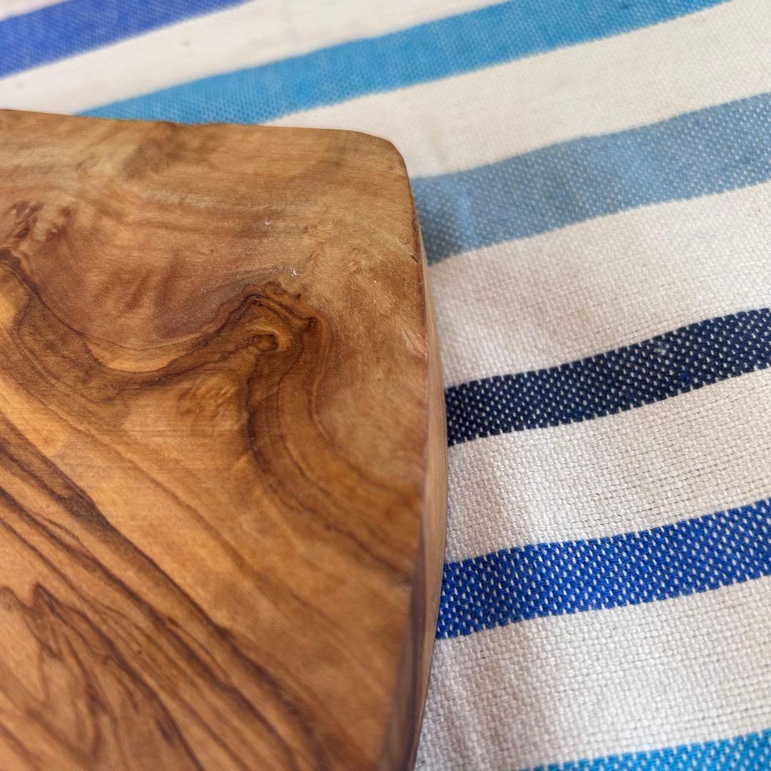 オリーブの木　フリーカット　しっかりと厚みのあるボード　約26cm