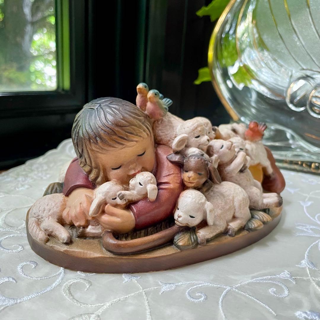 アンリ人形　Shepherd lying with lambs nativity
