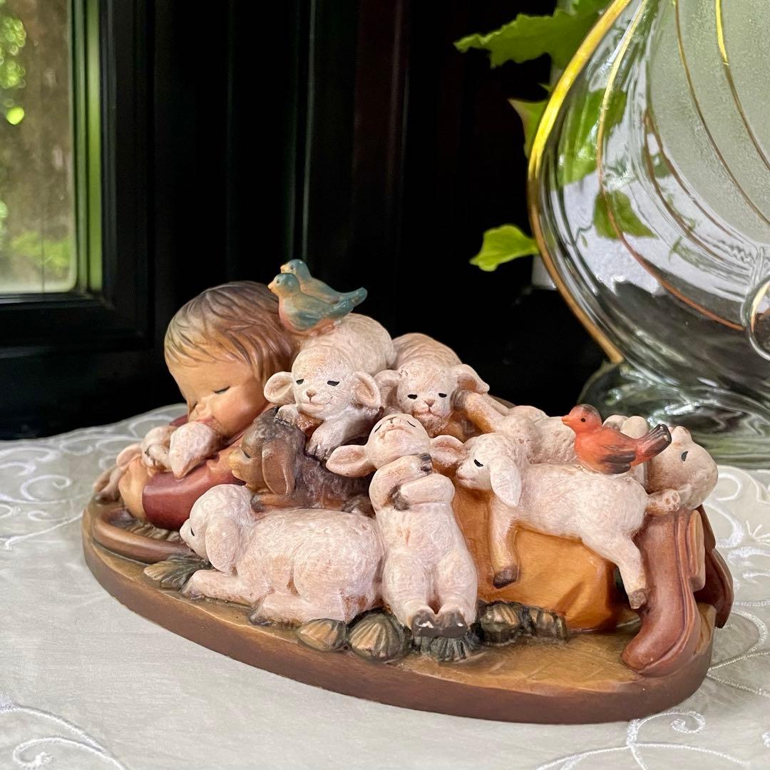 アンリ人形　Shepherd lying with lambs nativity