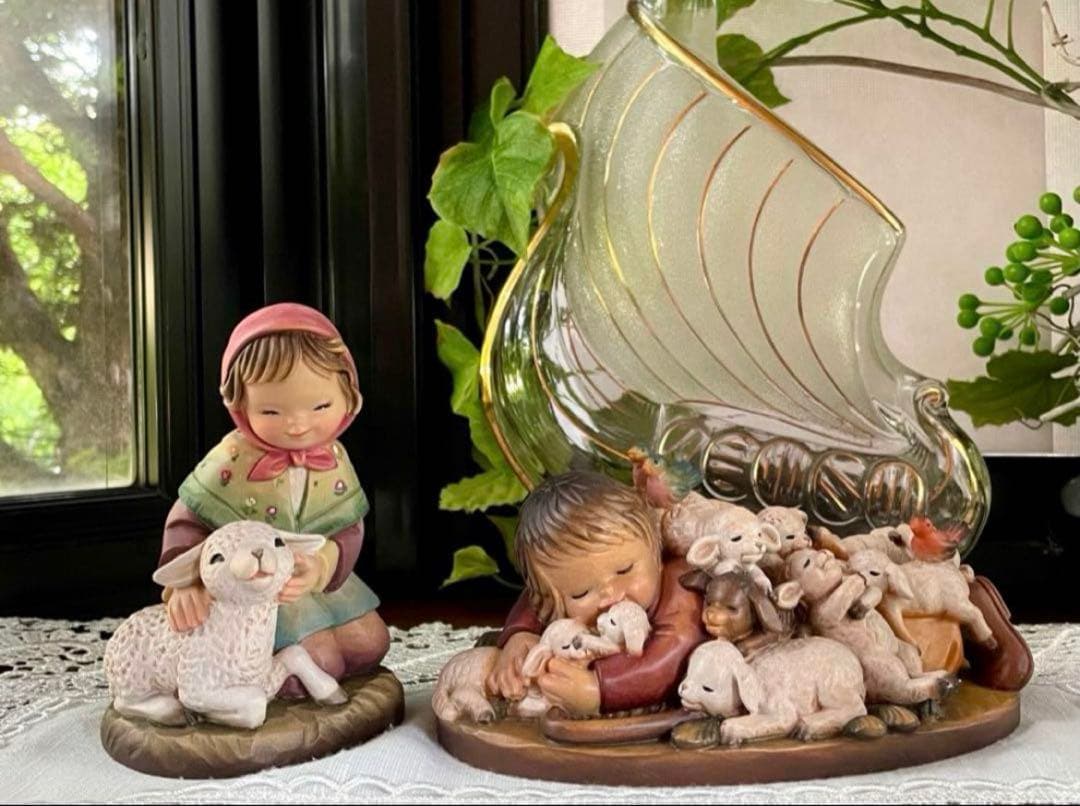 アンリ人形　Shepherd lying with lambs nativity