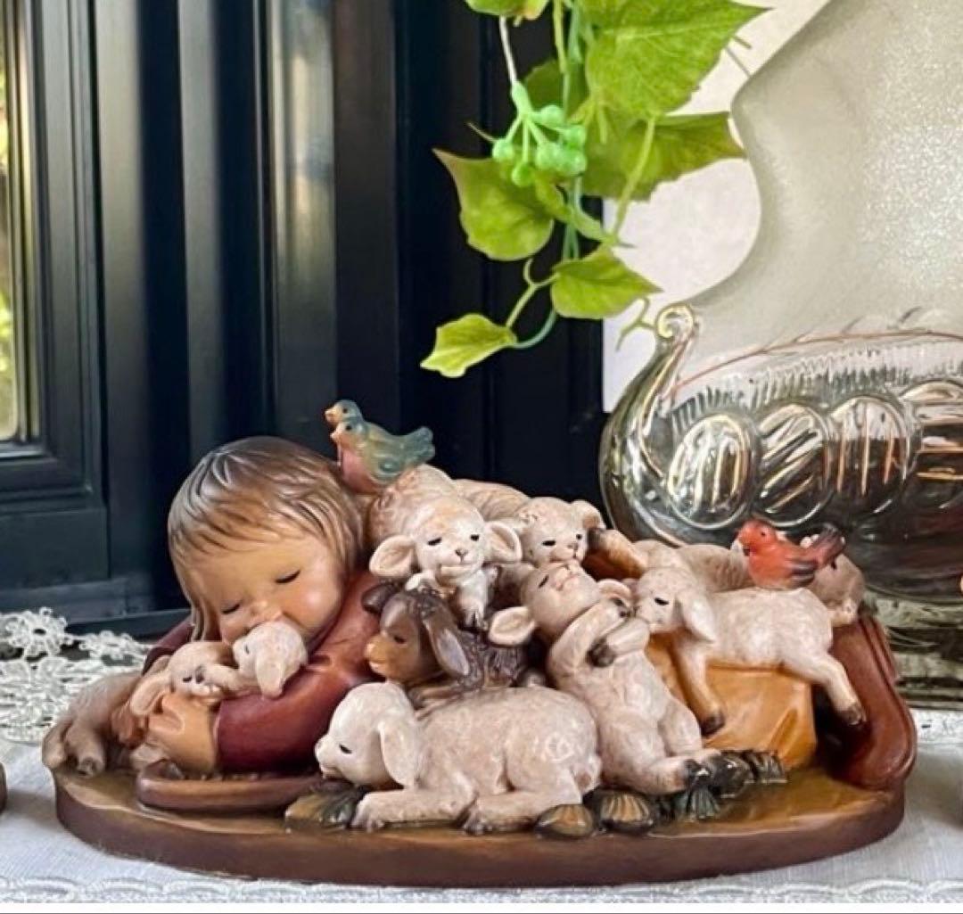 アンリ人形　Shepherd lying with lambs nativity