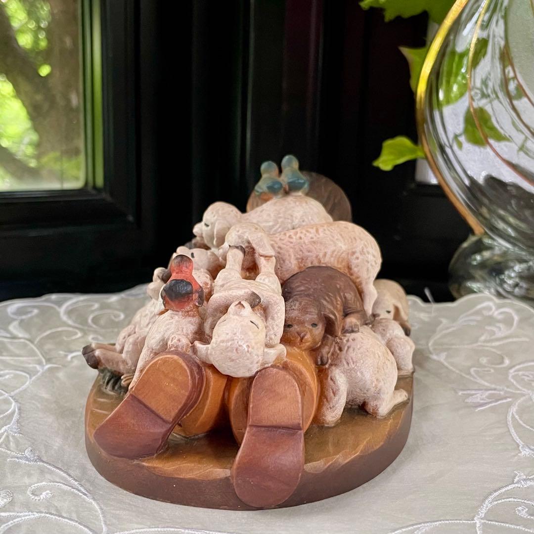 アンリ人形　Shepherd lying with lambs nativity