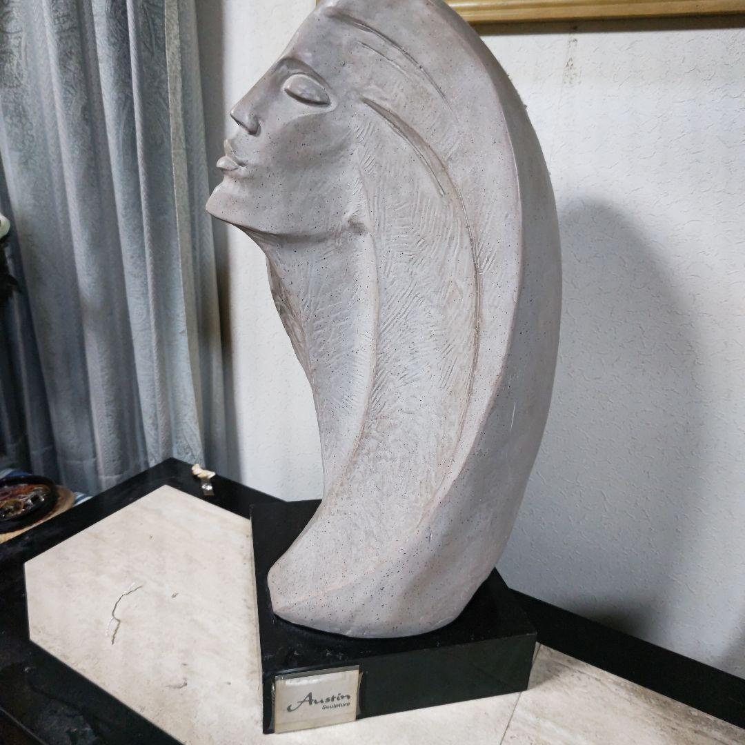 女性の頭部の彫刻。Austin SculptureのStargazer。