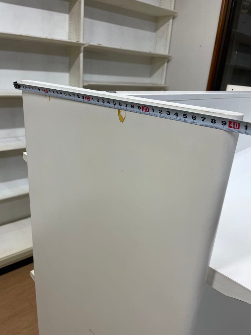 両面棚　物品棚　陳列棚　ショーケース　薬局　白　木製什器　コンビニ　キャビネット